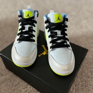 Jordan 1 MID SE (PS) PLATINUM TINT/VOLT-BLUE TINT